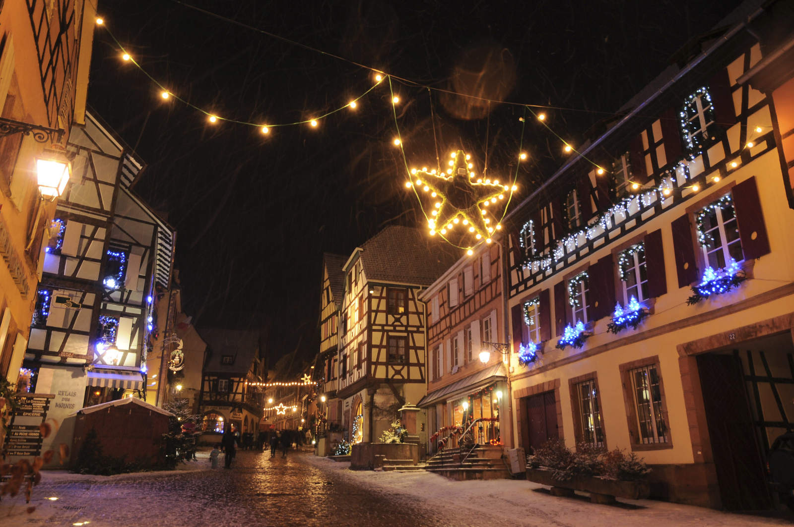 Hôtel La Couronne in Riquewihr : a hotel of charm on the Alsatian wine route, in the heart of the vineyard and a medieval village