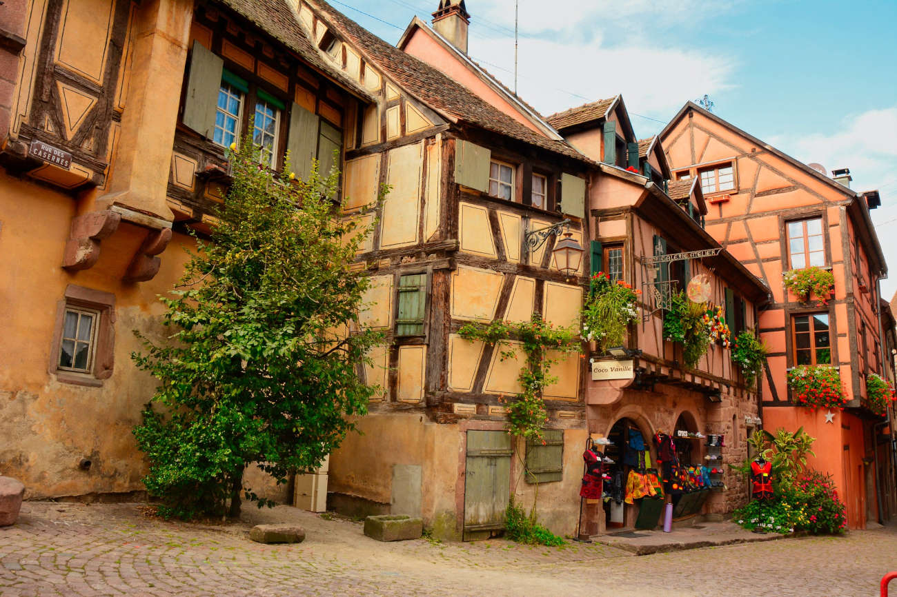 Hôtel La Couronne in Riquewihr : a hotel of charm on the Alsatian wine route, in the heart of the vineyard and a medieval village