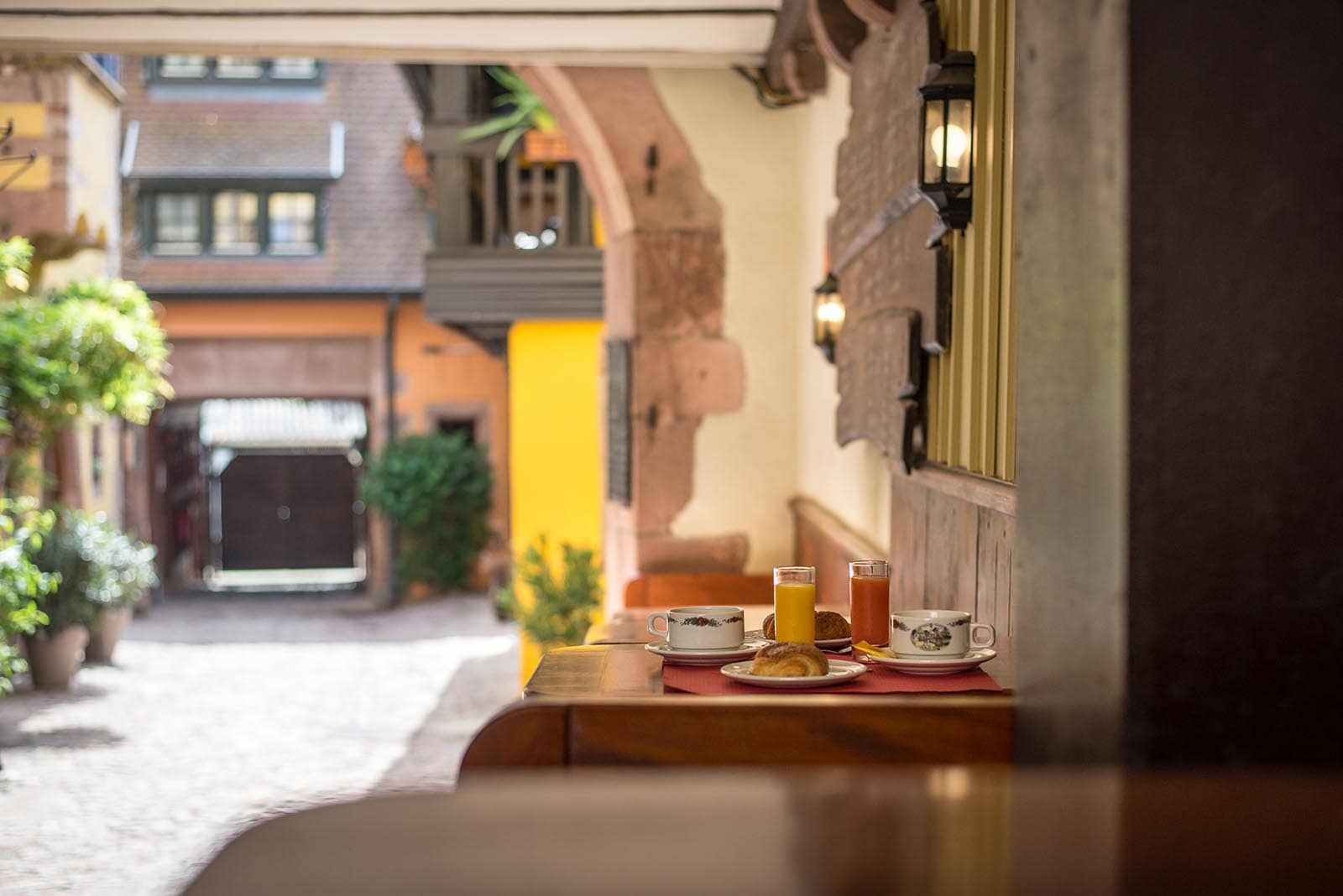 Hôtel La Couronne à Riquewihr, un hôtel de charme sur la route des vins d'Alsace, en plein coeur du vignoble et d'un village médiéval