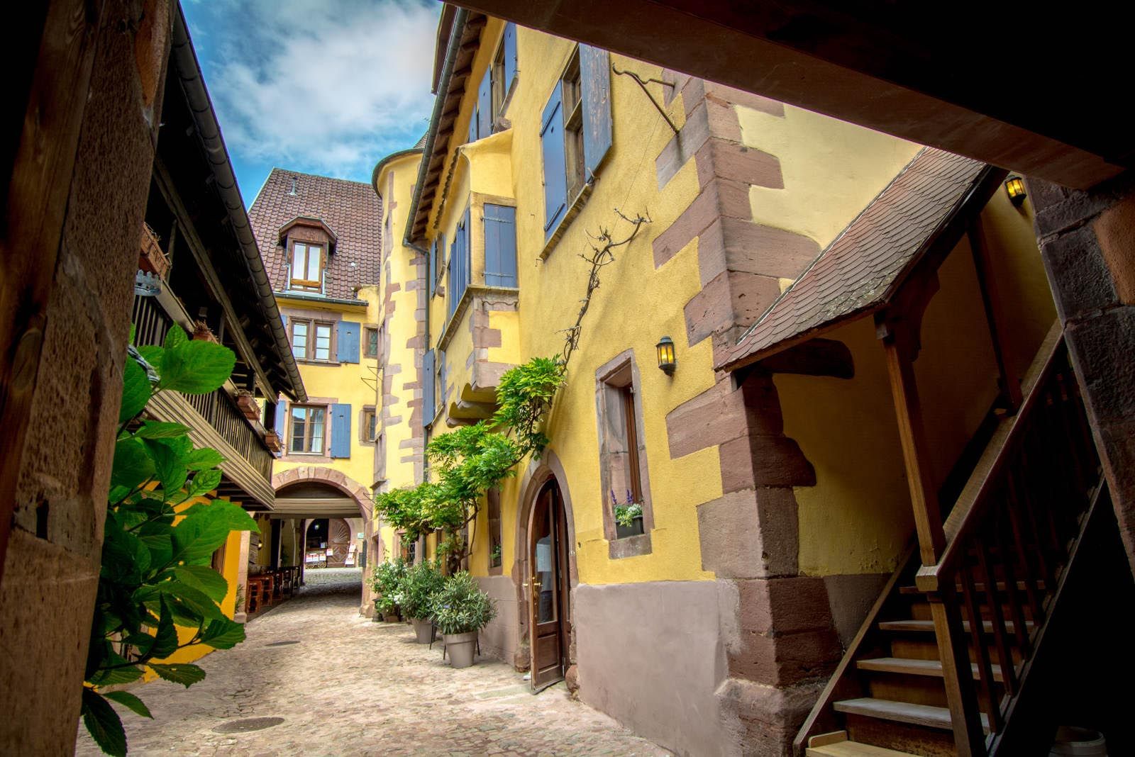 Hôtel La Couronne in Riquewihr : a hotel of charm on the Alsatian wine route, in the heart of the vineyard and a medieval village