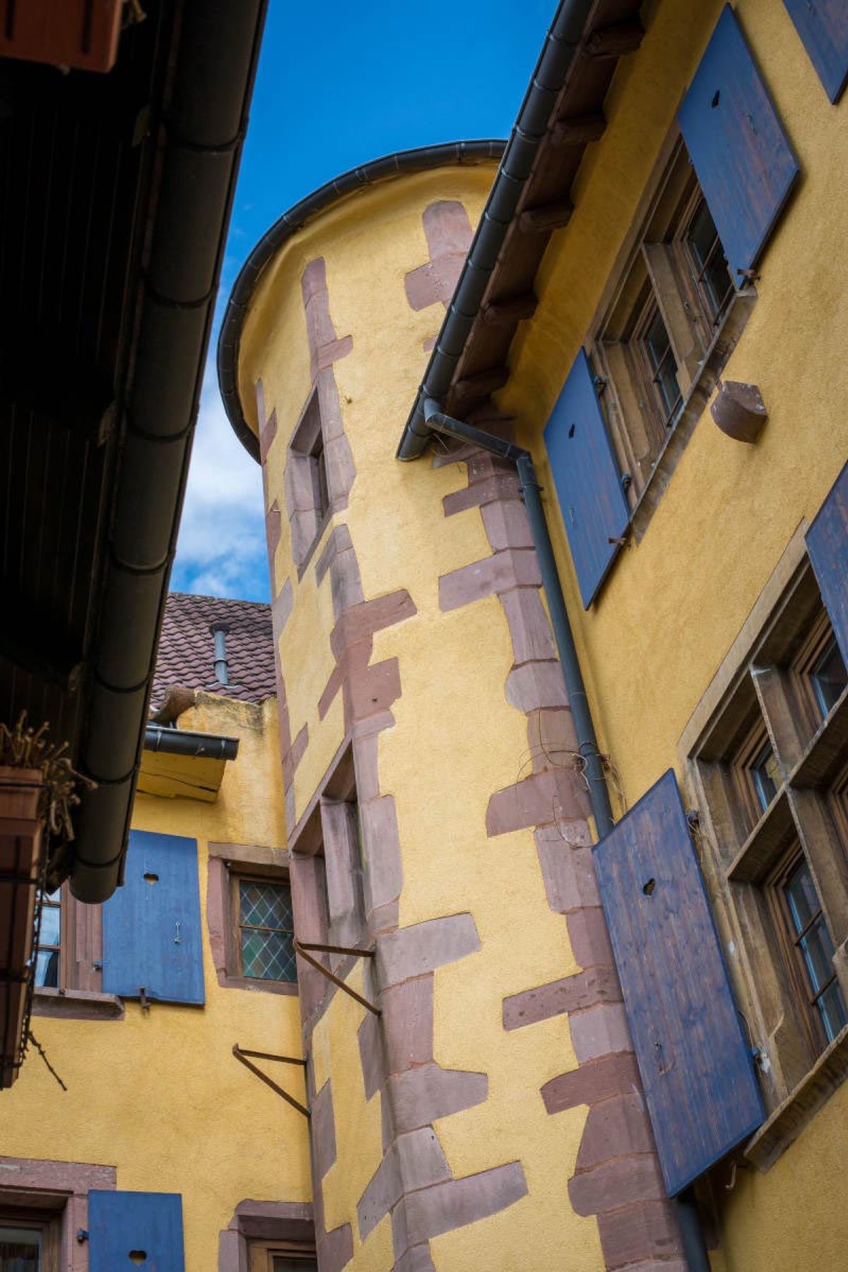 Hôtel La Couronne in Riquewihr : a hotel of charm on the Alsatian wine route, in the heart of the vineyard and a medieval village