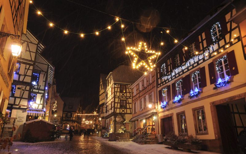 Hôtel La Couronne in Riquewihr : a hotel of charm on the Alsatian wine route, in the heart of the vineyard and a medieval village