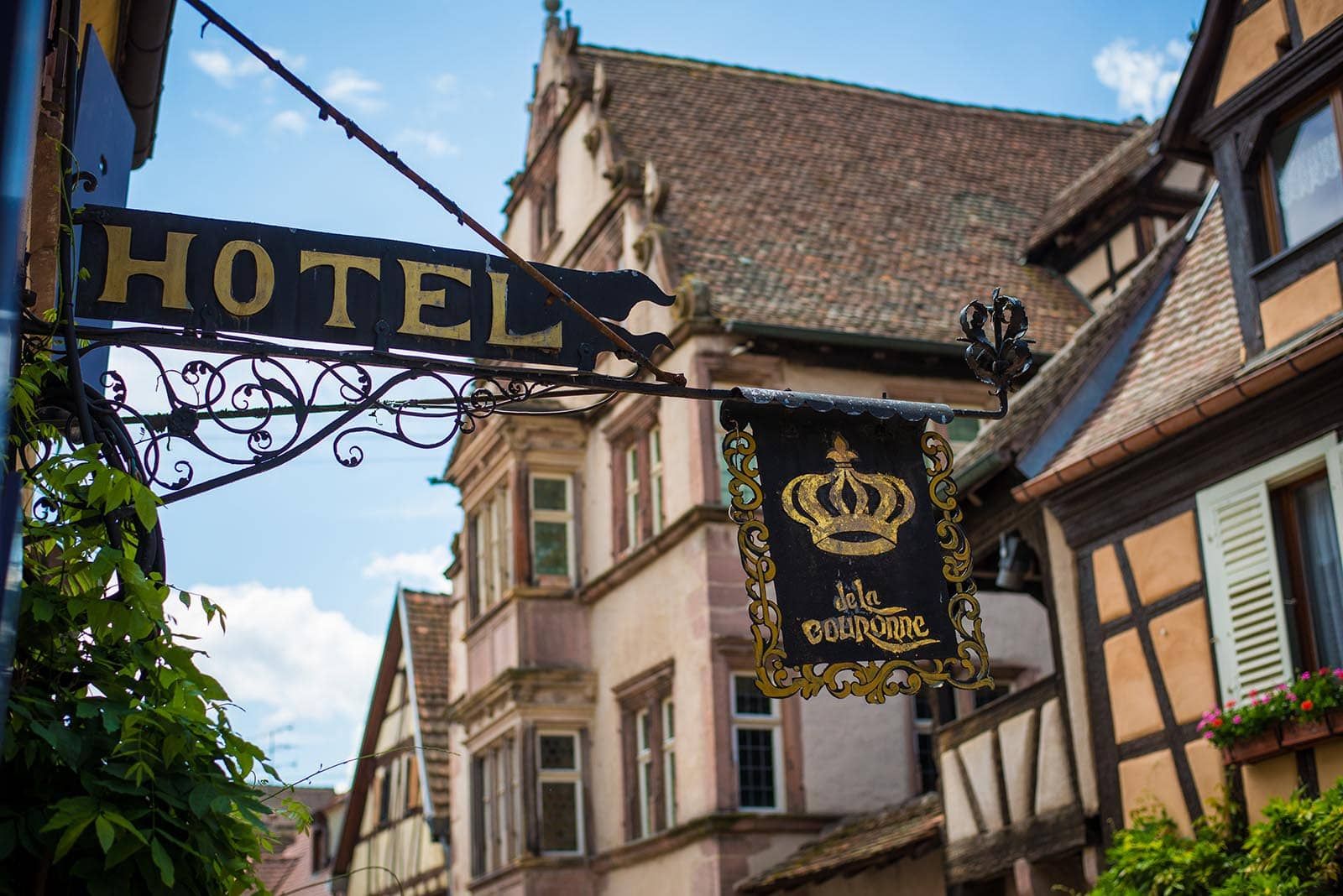 Hôtel La Couronne à Riquewihr, un hôtel de charme sur la route des vins d'Alsace, en plein coeur du vignoble et d'un village médiéval