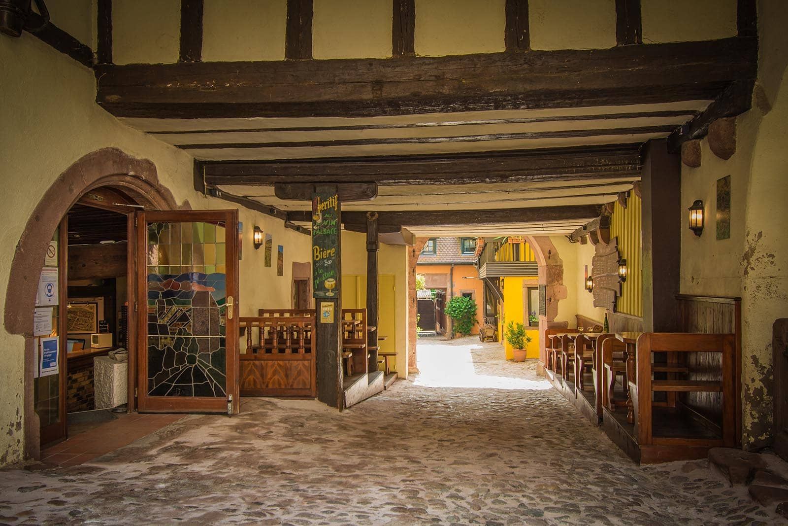 Hôtel La Couronne à Riquewihr, un hôtel de charme sur la route des vins d'Alsace, en plein coeur du vignoble et d'un village médiéval