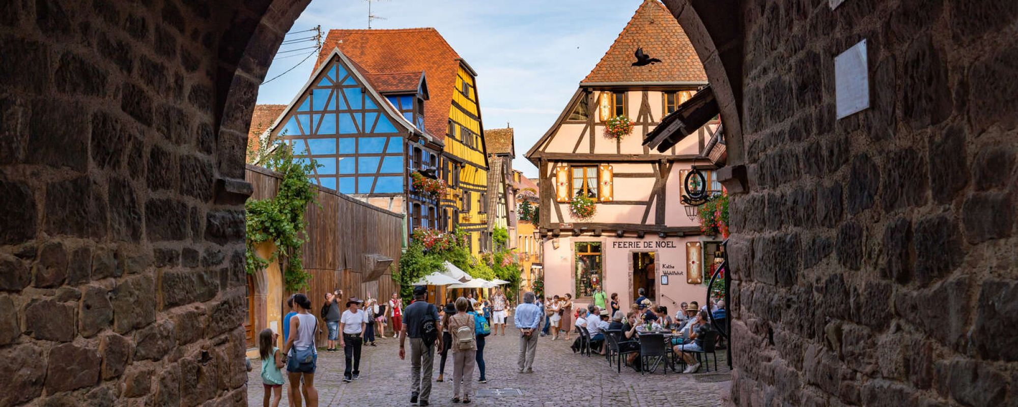 Hôtel La Couronne in Riquewihr : a hotel of charm on the Alsatian wine route, in the heart of the vineyard and a medieval village