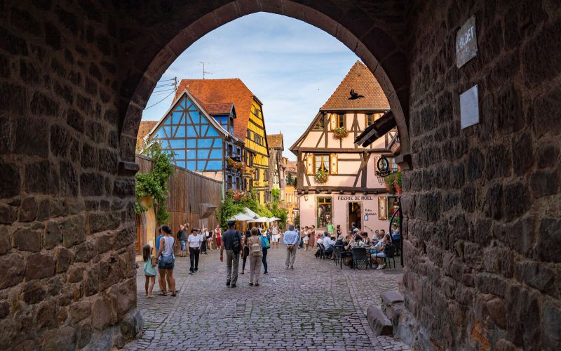 Hôtel La Couronne in Riquewihr : a hotel of charm on the Alsatian wine route, in the heart of the vineyard and a medieval village