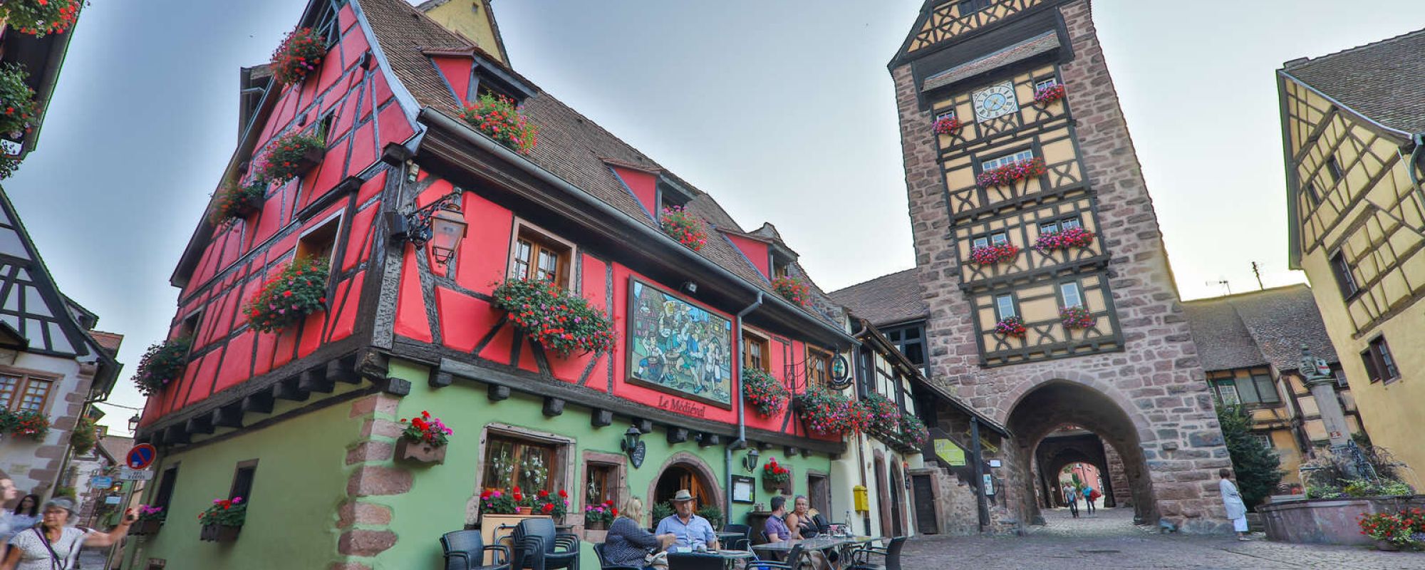 Hôtel La Couronne in Riquewihr : a hotel of charm on the Alsatian wine route, in the heart of the vineyard and a medieval village