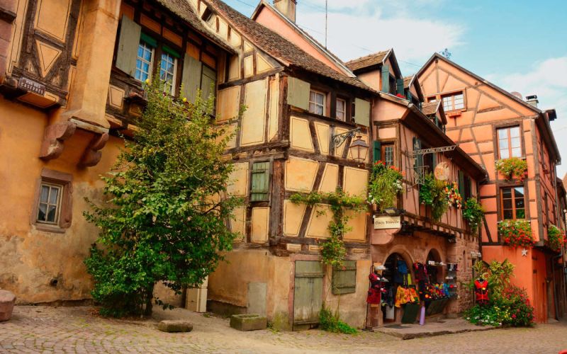 Hôtel La Couronne à Riquewihr, un hôtel de charme sur la route des vins d'Alsace, en plein coeur du vignoble et d'un village médiéval